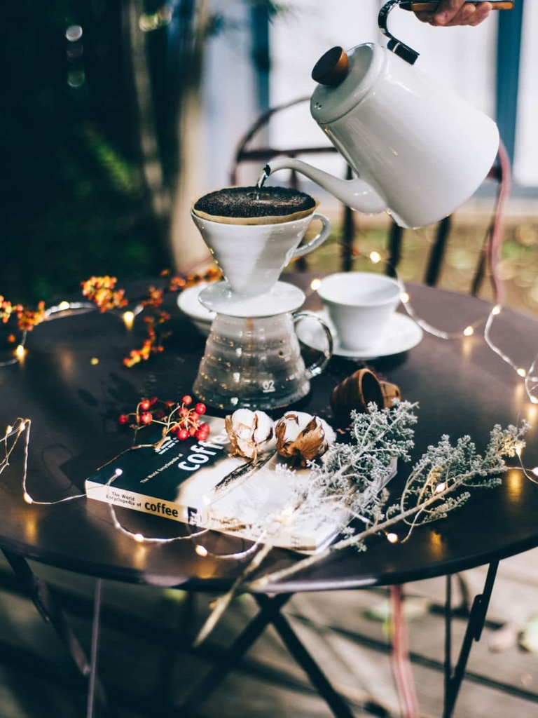 https://cdn.shopify.com/s/files/1/0792/2666/7327/files/hario_v60-02-ceramic-dripper_white_pourover_4_1800x1800_1324bcb8-6090-4bf0-ac70-6b3a127b7139.jpg?v=1690579836