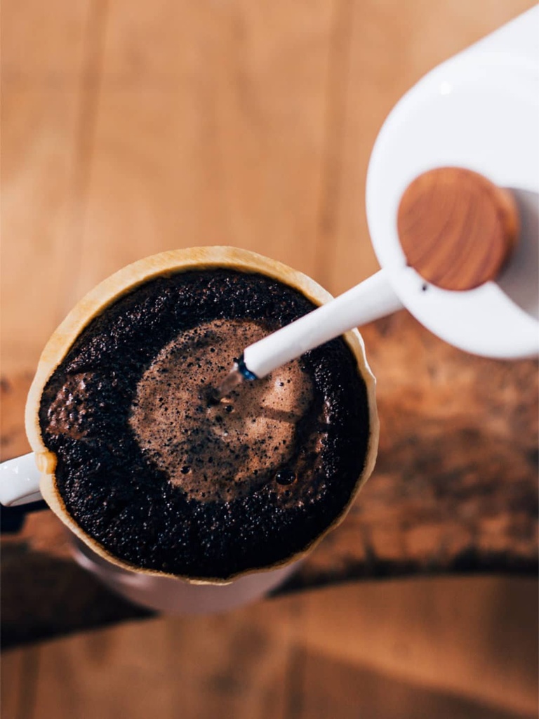https://cdn.shopify.com/s/files/1/0792/2666/7327/files/hario_v60-02-ceramic-dripper_white_pourover_5_1800x1800_463ce17b-4cf8-455f-ac84-91332593e254.jpg?v=1690579837