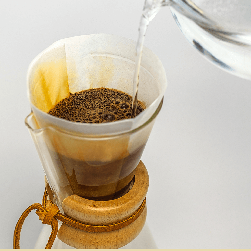 https://cdn.shopify.com/s/files/1/0792/2666/7327/files/chemex-fp-2-in-use_1.png?v=1690579907