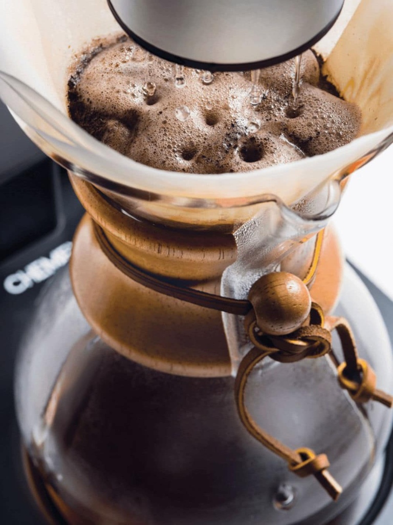https://cdn.shopify.com/s/files/1/0792/2666/7327/files/chemex_filter-circles_in-use_machine_1800x1800_77dc954e-dcf3-495a-98ec-a3d1a0cd4c4a.jpg?v=1690579909
